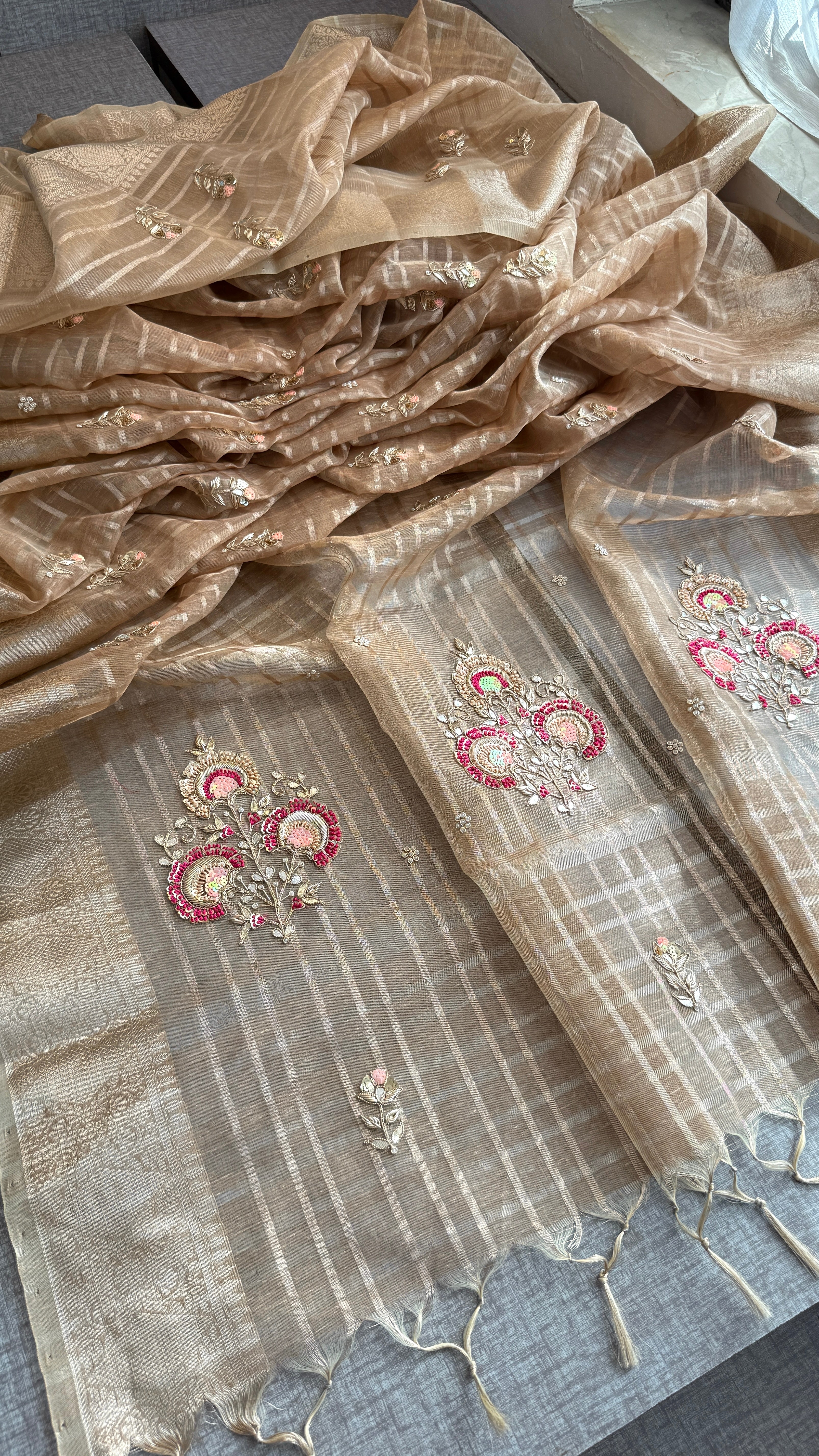 Pure soft tissue silk with checks pattern