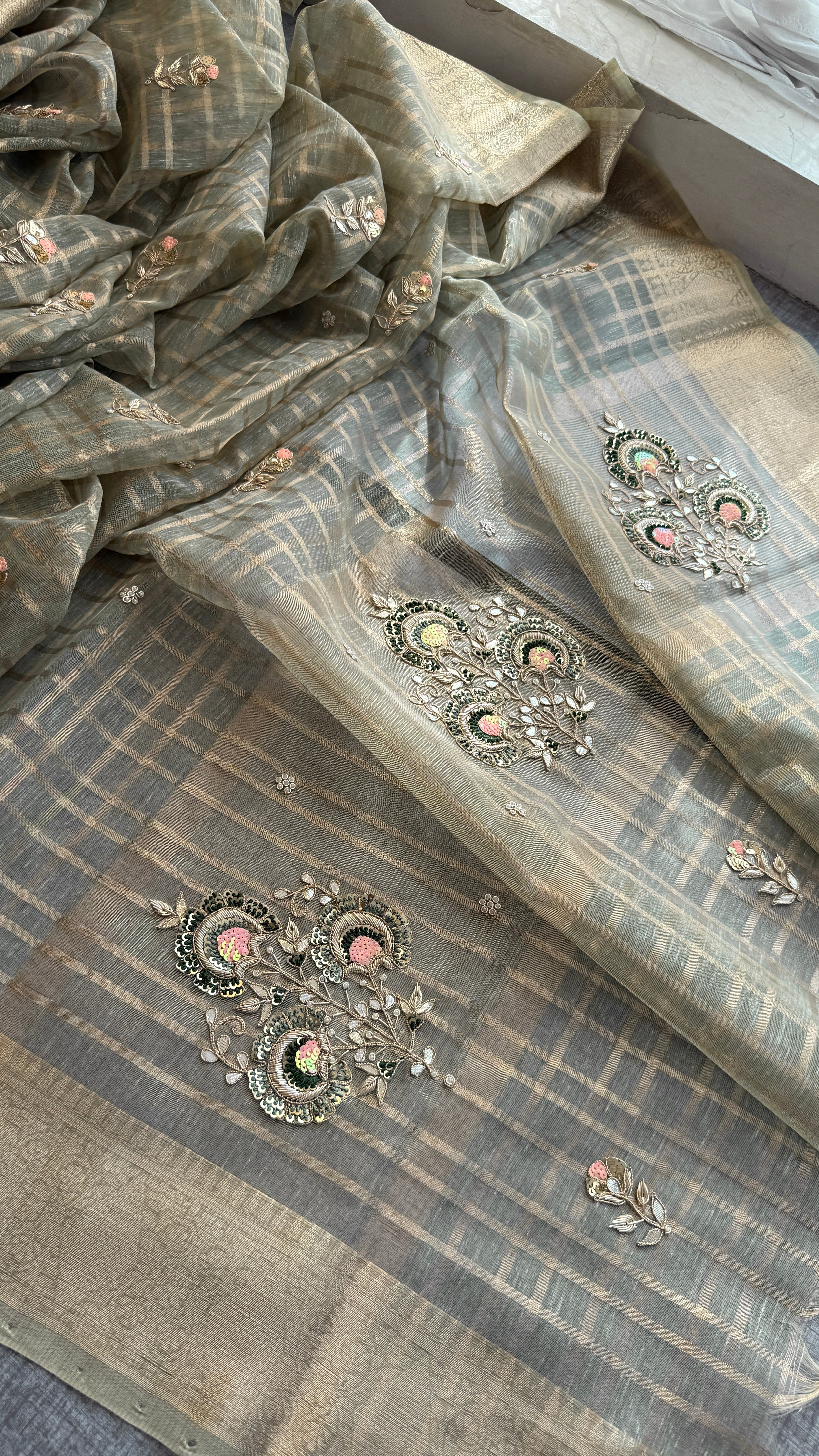 Pure soft tissue silk with checks pattern