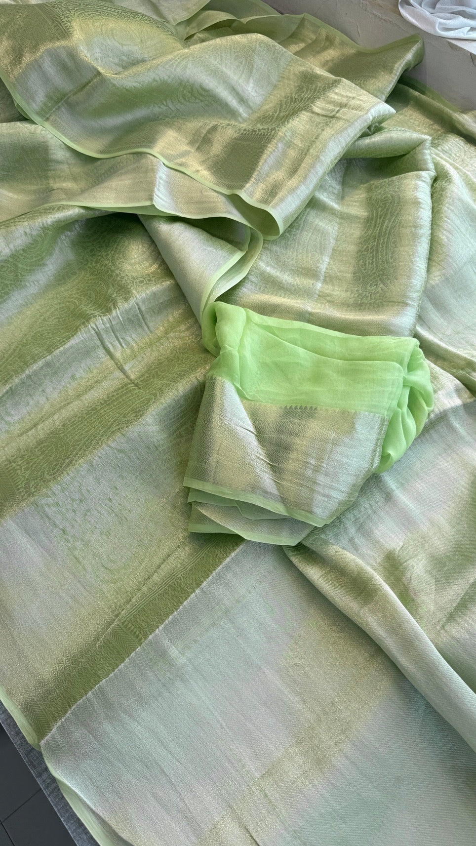 Khaddi Georgette Banarasi Weaving Saree with Elegant Zari Border – Soft Festive Drape