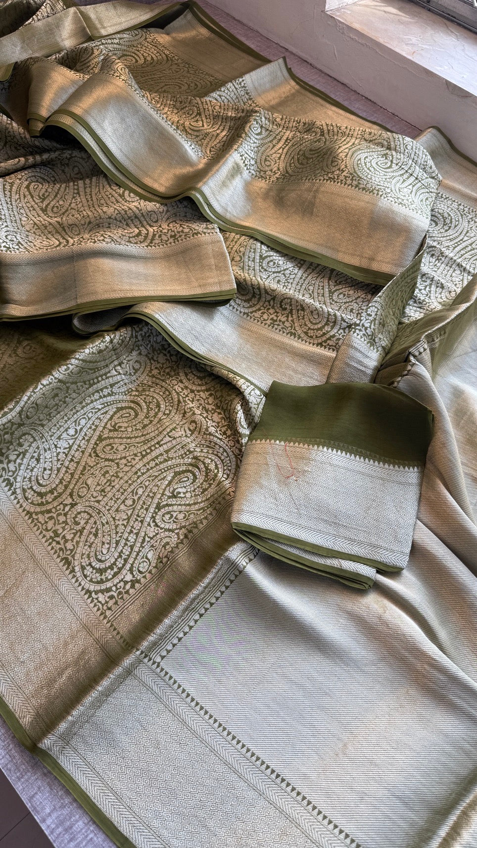 Khaddi Georgette Banarasi Weaving Saree with Elegant Zari Border – Soft Festive Drape