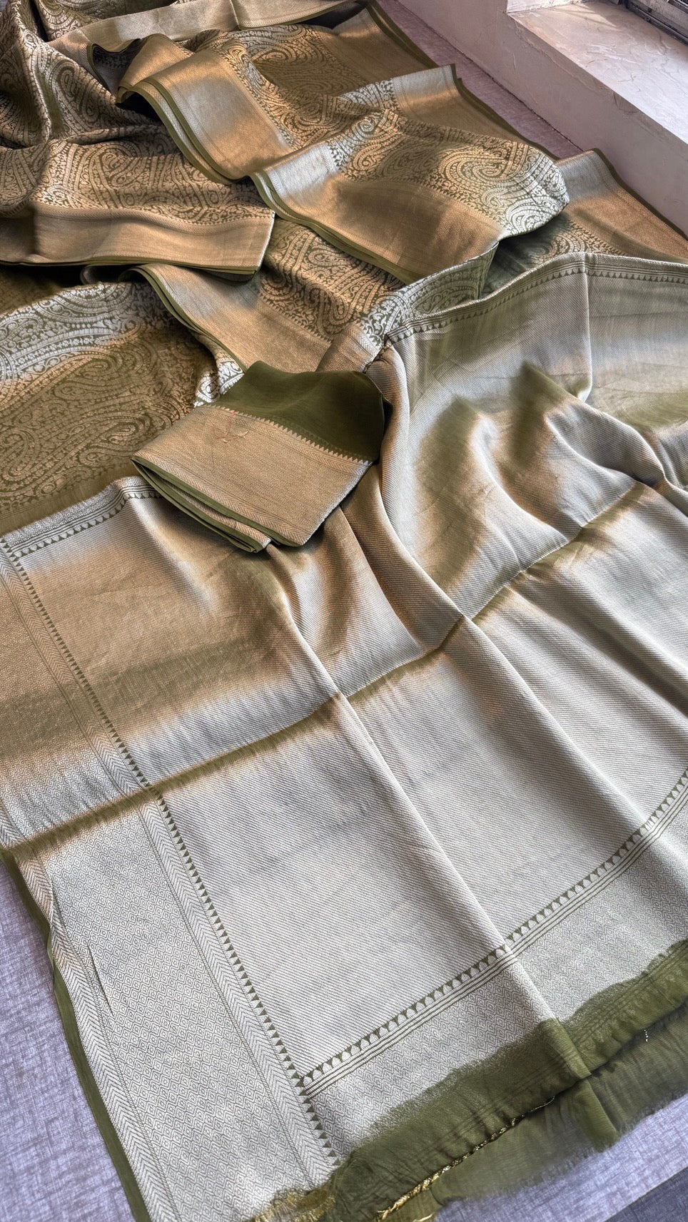 Khaddi Georgette Banarasi Weaving Saree with Elegant Zari Border – Soft Festive Drape