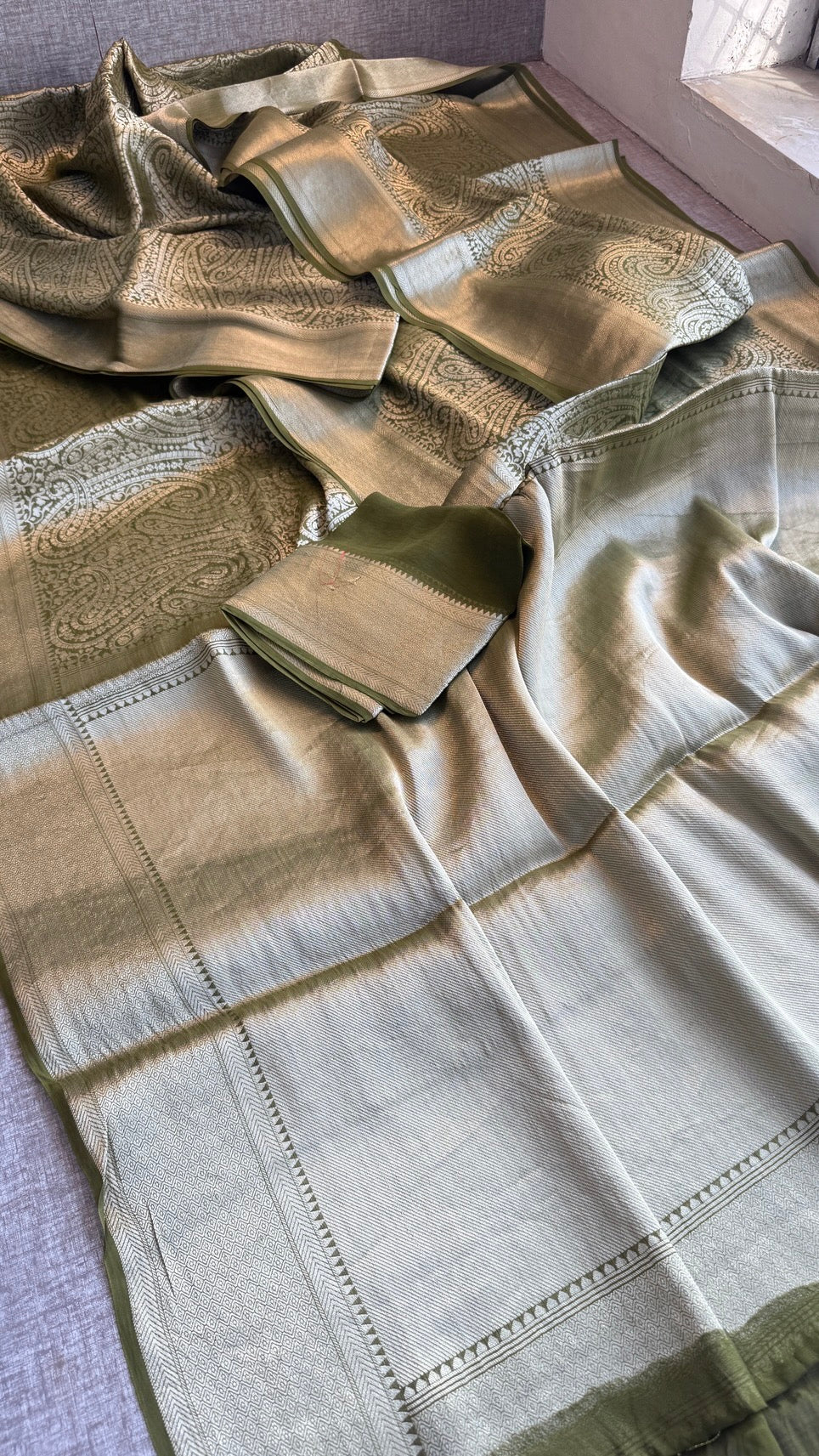 Khaddi Georgette Banarasi Weaving Saree with Elegant Zari Border – Soft Festive Drape