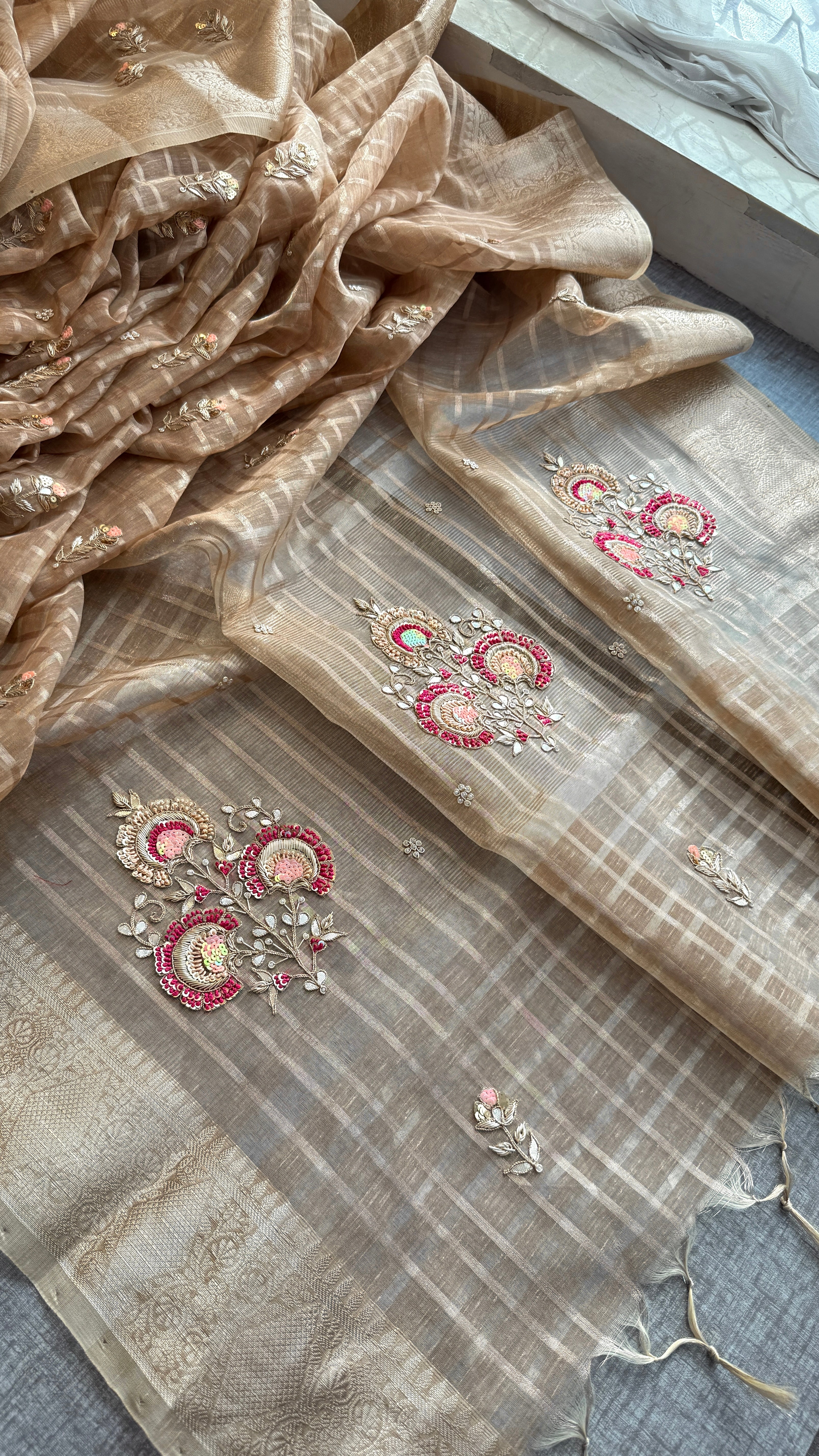 Pure soft tissue silk with checks pattern