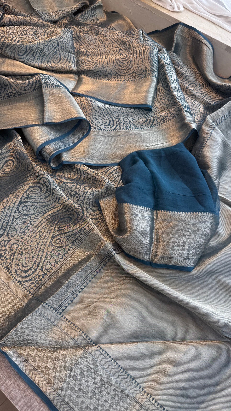 Khaddi Georgette Banarasi Weaving Saree with Elegant Zari Border – Soft Festive Drape