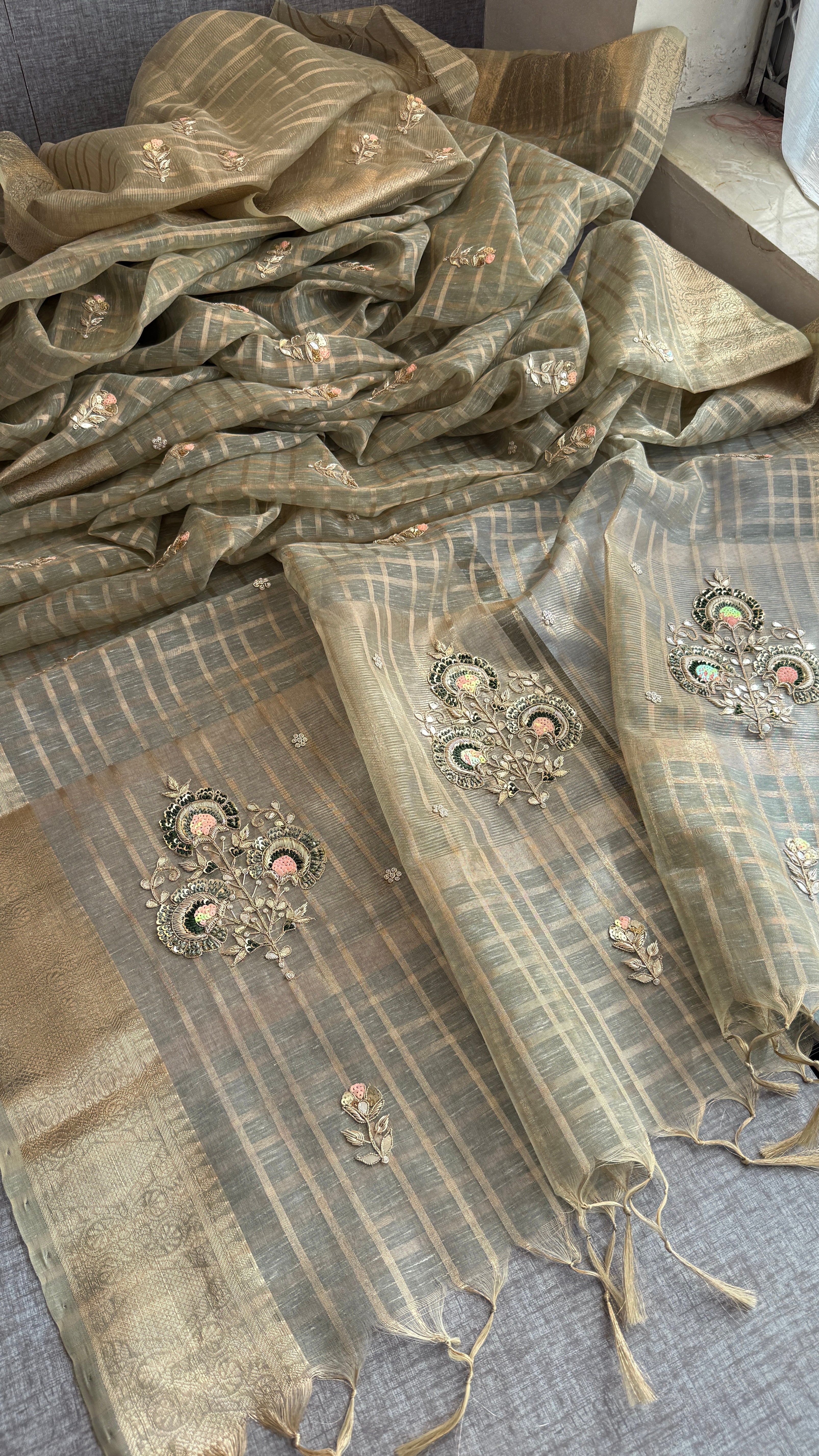 Pure soft tissue silk with checks pattern