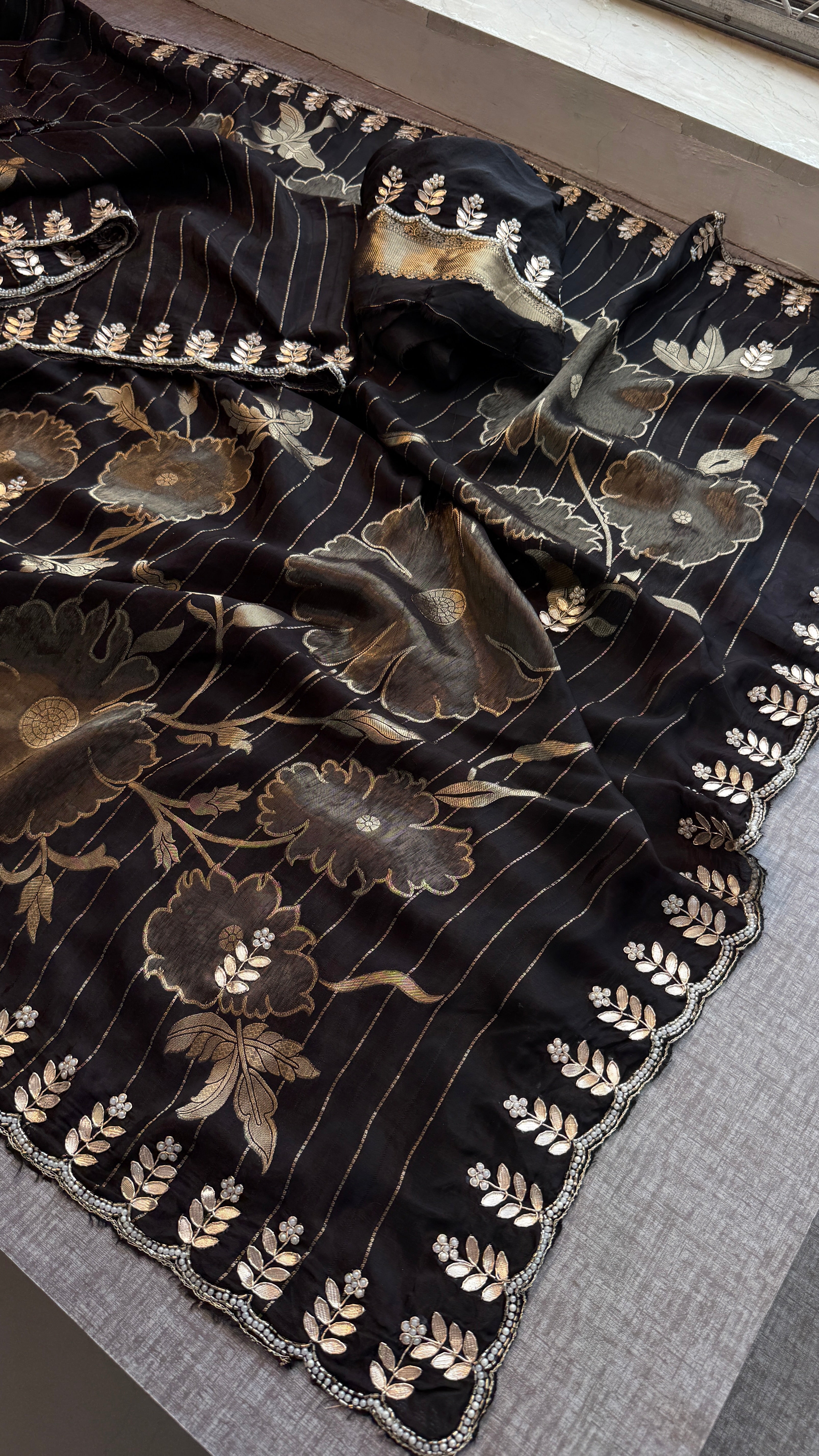 Munga silk saree with scallop border