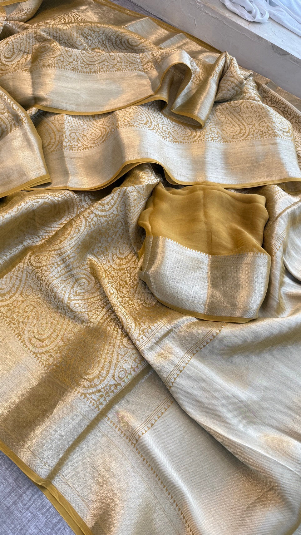 Khaddi Georgette Banarasi Weaving Saree with Elegant Zari Border – Soft Festive Drape
