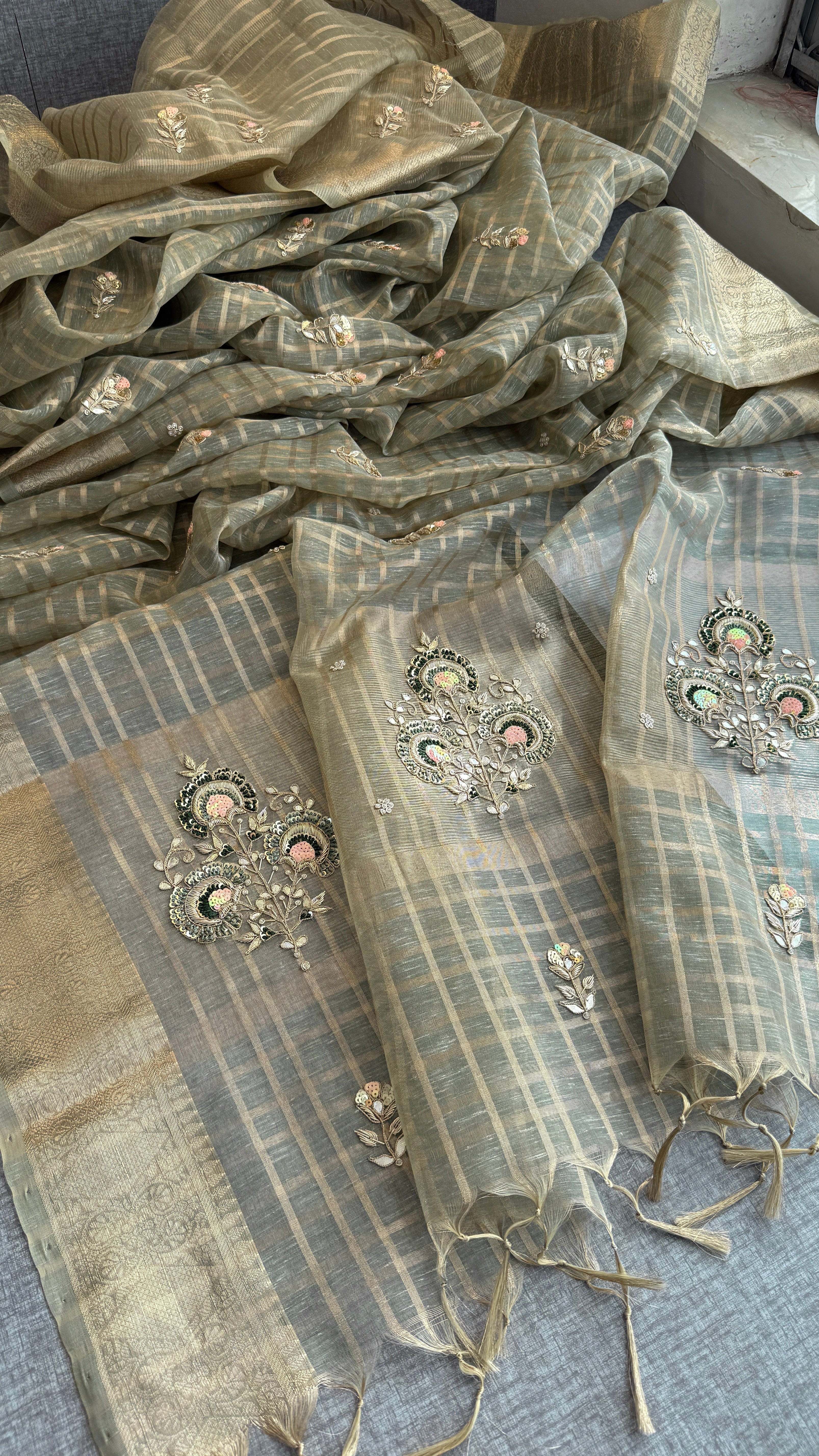 Pure soft tissue silk with checks pattern