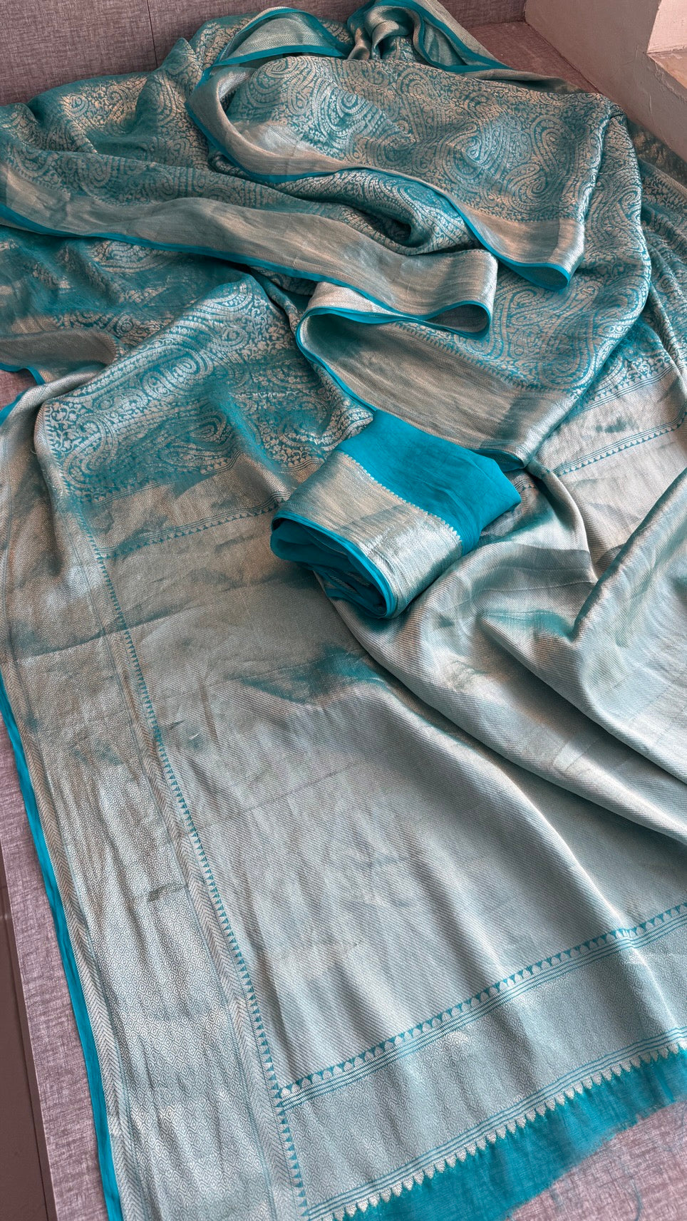 Khaddi Georgette Banarasi Weaving Saree with Elegant Zari Border – Soft Festive Drape