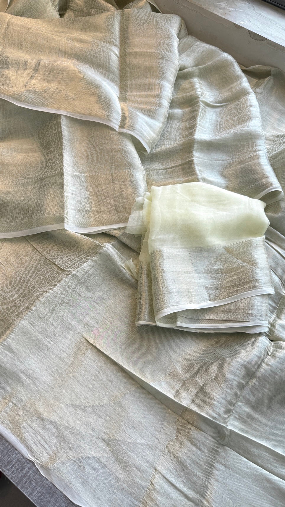Khaddi Georgette Banarasi Weaving Saree with Elegant Zari Border – Soft Festive Drape